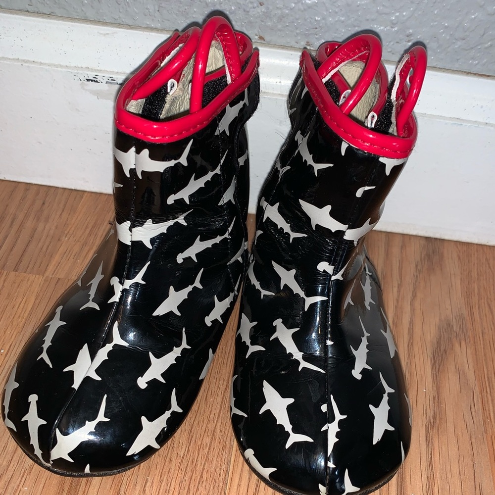 🍍Robeez baby boy shark bite boots